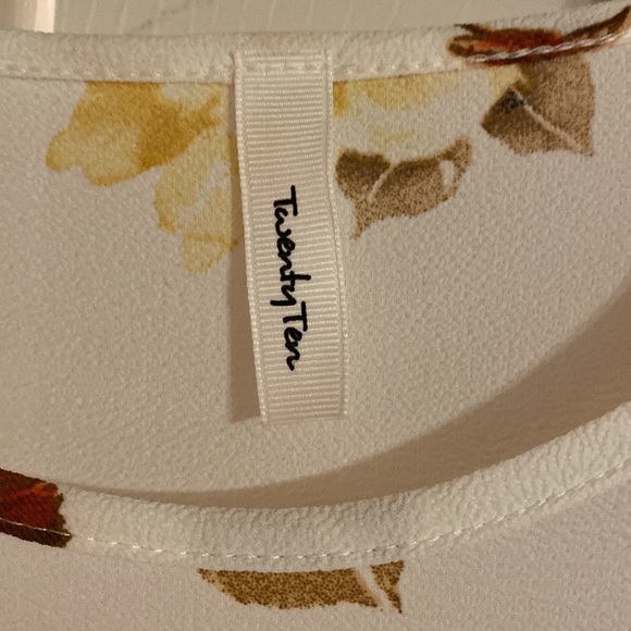 Women’s Floral Boutique Top - Perfect for Fall 🍁 - Picture 2 of 7